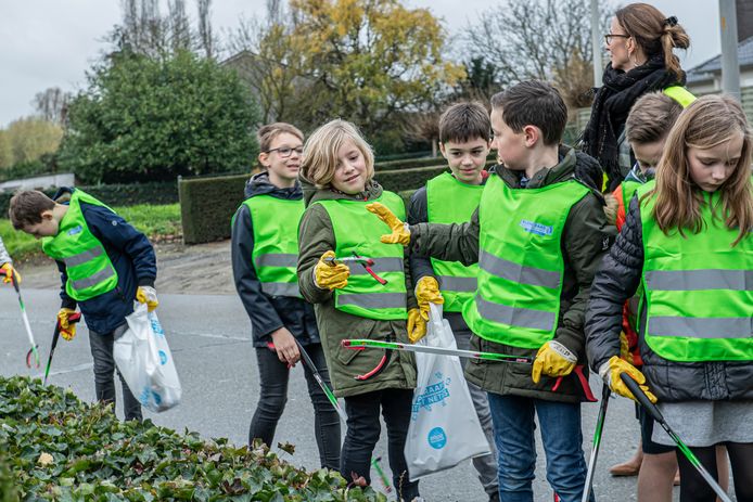 De tienjarige Bas (midden) met zijn klas op zwerfvuiltocht.