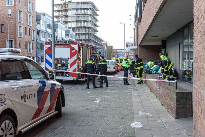 In een appartemencomplex aan de Markendaalseweg in Breda is een persoon ernstig gewond geraakt door een CO2-blusinstallatie.