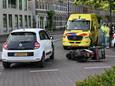 Een auto en een bezorgscooter zijn tegen elkaar gebotst in het centrum van Breda.
