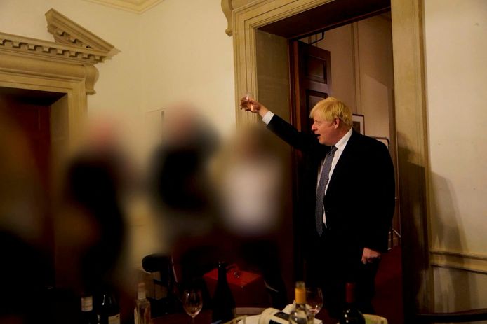 Een van de foto's met Johnson bij een van de onderzochte afscheidsfeestjes.