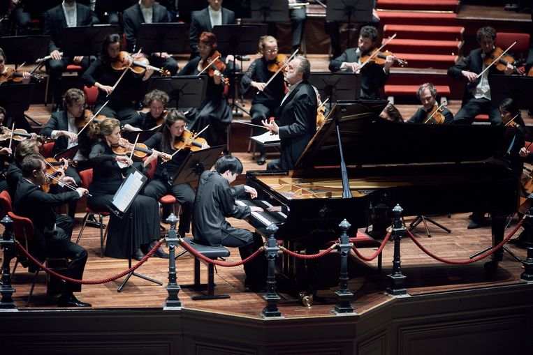 Mao Fujita en het Concertgebouworkest onder leiding van Riccardo Chailly tijdens het Tweede pianoconcert van Rachmaninov. Beeld Eduardus Lee