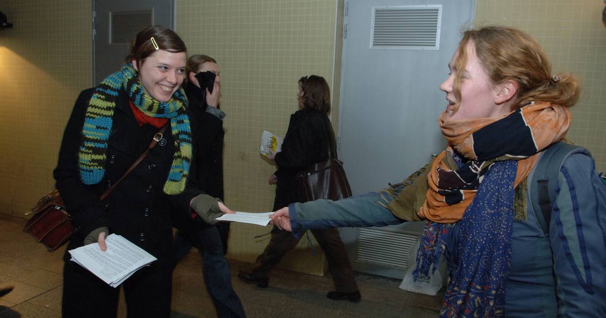 ‘Valentrein’ steekt pendelaars hart onder de riem aan stations van Oud