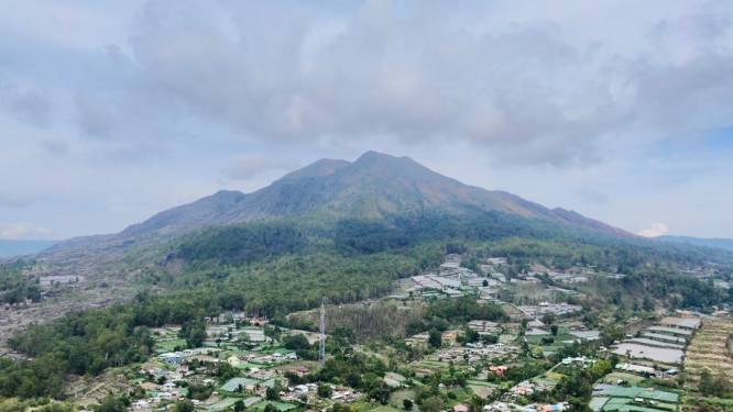 Indonesië zet Rus het land uit om naaktfoto op heilige berg in Bali
