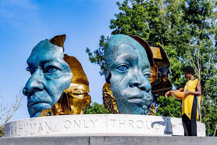 Het Nelson Mandela gedenkteken in het Nelson Mandelapark in Zuidoost. Het gaat om een beeldengroep van zeven losse portretten met daaronder een citaat van de in 2013 overleden oud-president van Zuid-Afrika. Het voorste portret is gestolen. Beeld ANP
