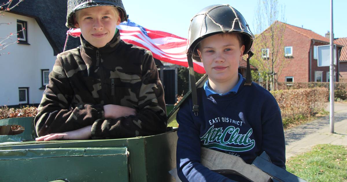 Tiemen en Stijn uit St. Isidorushoeve bouwen schaalmodel van een Sherman-tank