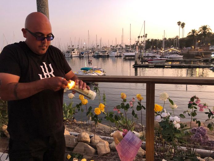 De jachthaven van Santa Barbara was de thuisbasis van de Conception.  Mensen laten kaarsen en bloemen achter.