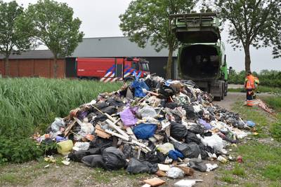 Brand in vuilniswagen in Velddriel, chauffeur kiept afval op de weg