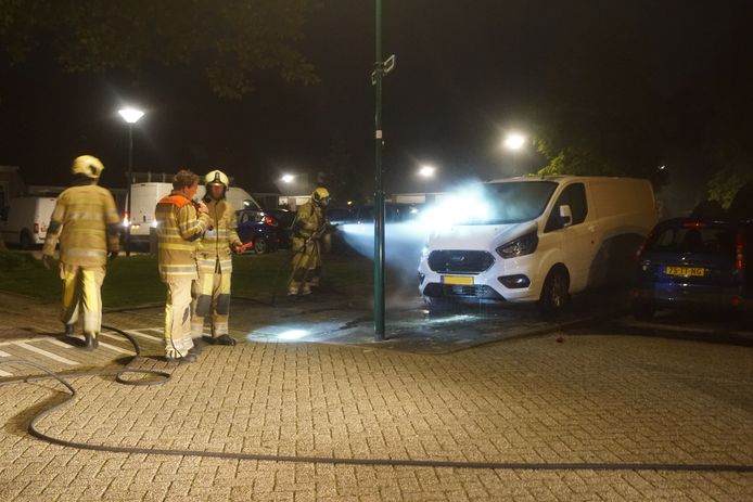 Onder meer werd een bestelbus van de familie op wie de verdachte het gemunt had, in brand gestoken.