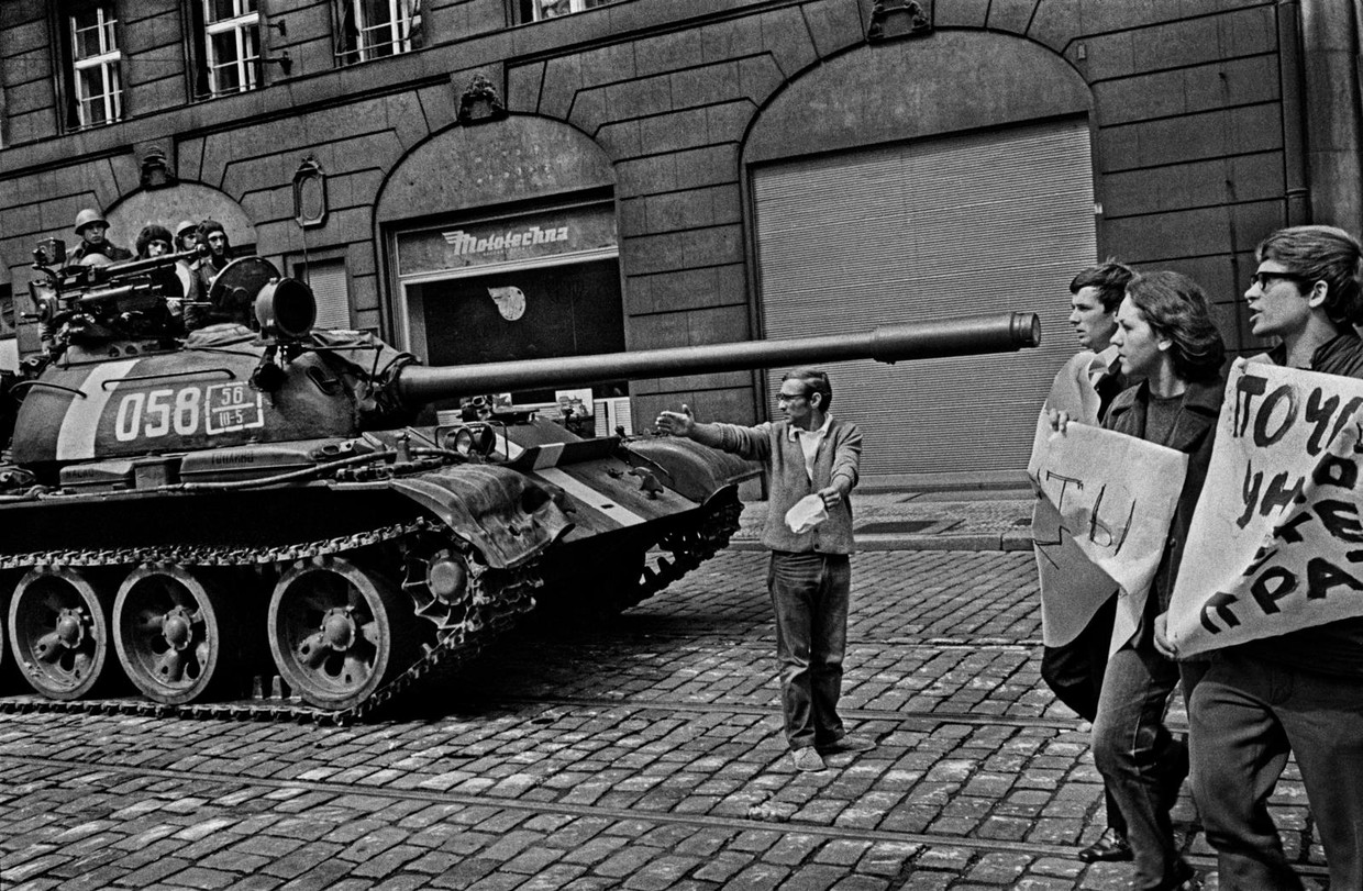 Eva Jineks vader Pavel Jinek in 1968 voor een Russische tank in Praag. Beeld Josef Koudelka / Magnum Photos