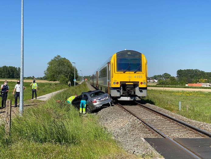 De wagen werd aan de spooroverweg in de Beekstraat in Mere gegrepen door de trein.
