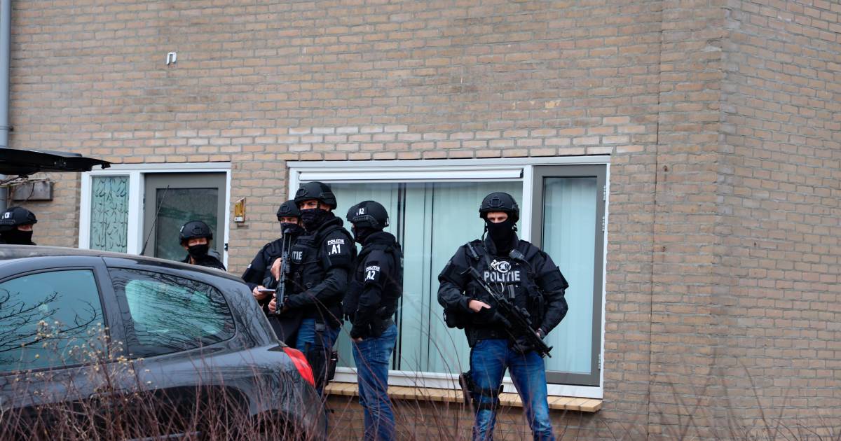Politie vindt grote hoeveelheid harddrugs, zwaarbewapende agenten bewaken de woning.