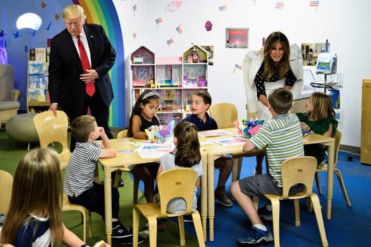 Amerikaans president Donald Trump en zijn vrouw Melania Trump bezoeken een kinderziekenhuis in Columbus, Ohio.