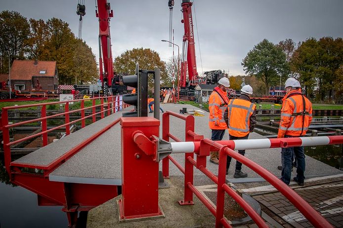 Een grote groep medewerkers van Rijkswaterstaat begeleidde het plaatsen van de vernieuwde brug.