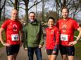 Drie deelnemers aan de Enschede Marathon, die zondag tijdens de Woolderesloop de laatste serieuze test hebben. Ze staan onder begeleiding van looptrainer Huub van Langen. (v.l.n.r.) Michel Nijland, Huub van Langen, Nurcan Yilmaz en Arjan Buwalda.