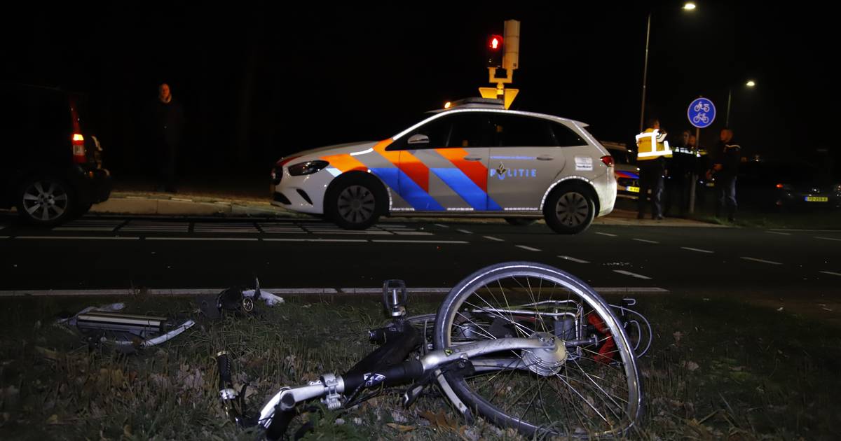 Fiets breekt in meerdere stukken door harde botsing in Heijen, fietsster met spoed naar ziekenhuis.
