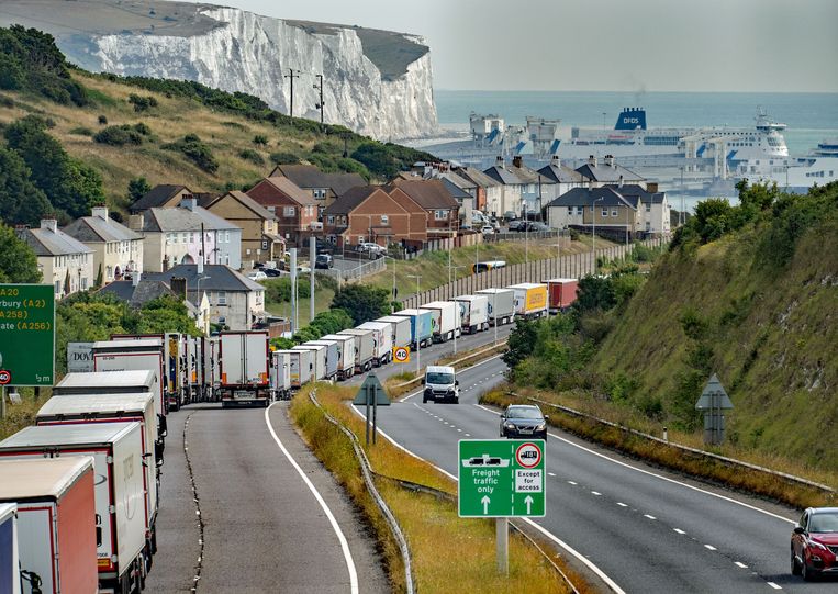 Lange rijen vrachtwagens afgelopen zomer bij de haven van Dover.  Beeld Stuart Brock / Getty Images