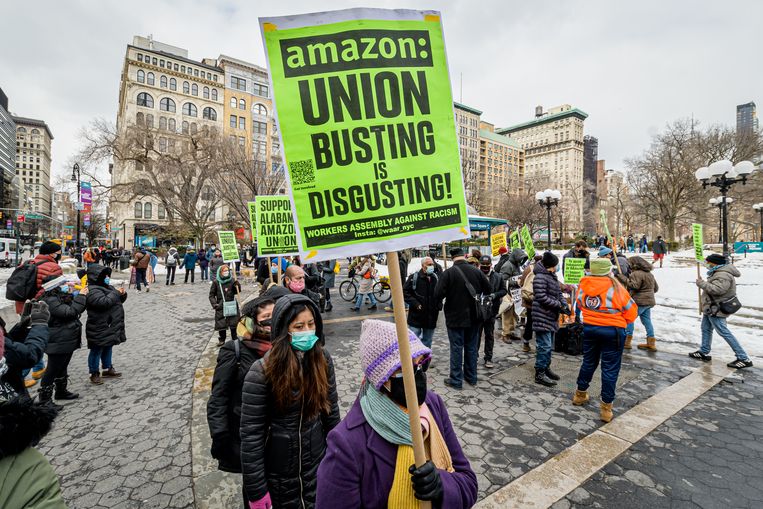 Protest in New York tegen Amazon . Beeld LightRocket via Getty Images
