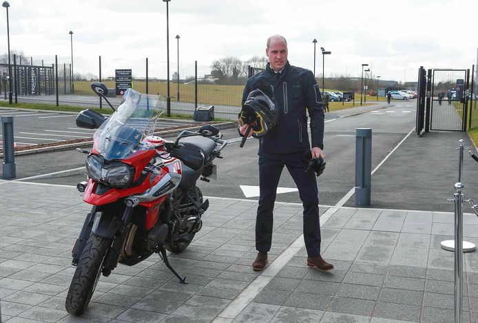 Prins William heeft zojuist een testritje gemaakt op een Triumph. De Britse kroonprins bracht vandaag een bezoek aan de motorenfabriek in Hinckley. Foto Ian Vogler