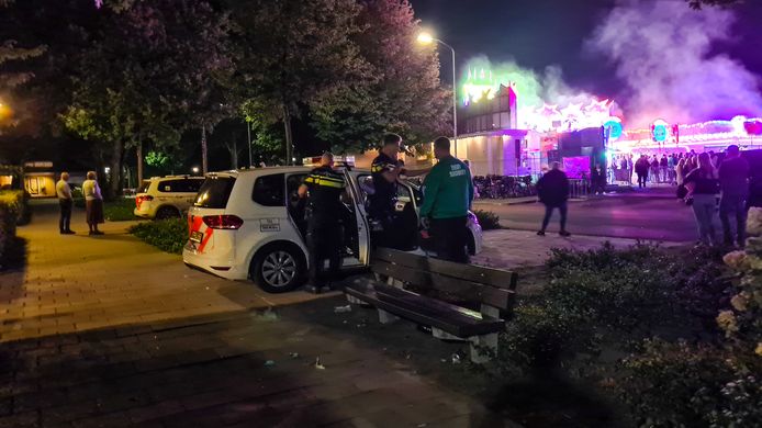 De politie ging met tien auto's ter plaatse op de kermis in Nijkerk, waar jongeren met elkaar op de vuist gingen.