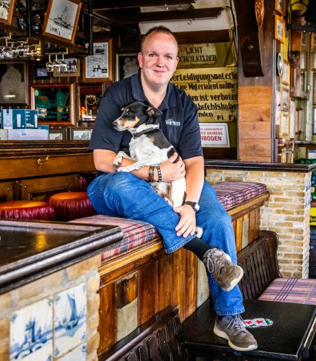 Danny zet het levenswerk van zijn ouders voort en is nu barman en dj in zijn eigen café