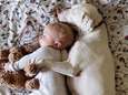 Mishandelde hond is bang van alle mensen, behalve van deze baby