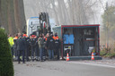 Fouille de la police dans le canal de Damme, en Flandre occidentale.