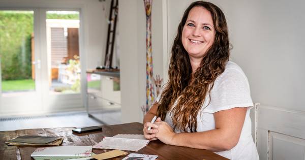 Als de kinderen op bed liggen, schrijft Saskia brieven en duizenden mensen uit heel Nederland doen m