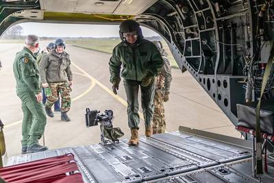 Koningin Máxima onder de indruk van vliegen met Chinook met ‘hele grote emmer’ vanaf Gilze-Rijen