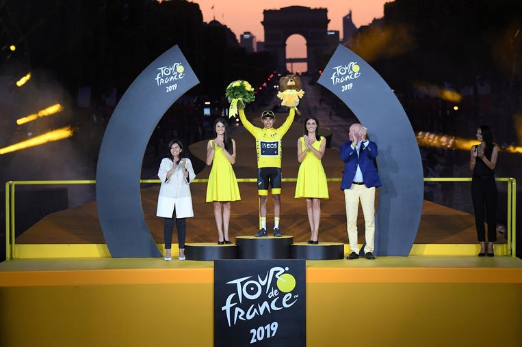 Egan Bernal op het Tour-podium in Parijs, vorige zomer. Hij is de eerste Colombiaanse eindwinnaar. Beeld REUTERS