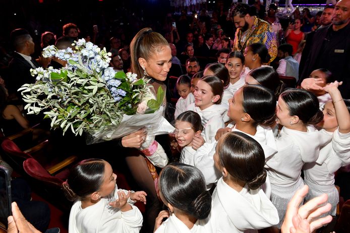 Jennifer Lopez wordt door enkele jonge dansers in de bloemetjes gezet.