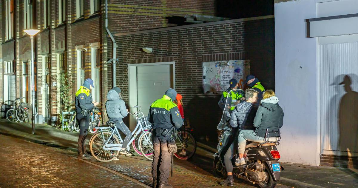 Een avond in een gelukkig grotendeels kalm Zwolle Noodbevel houdt Zwolle rustig: politie surveilleert en controleert actief .