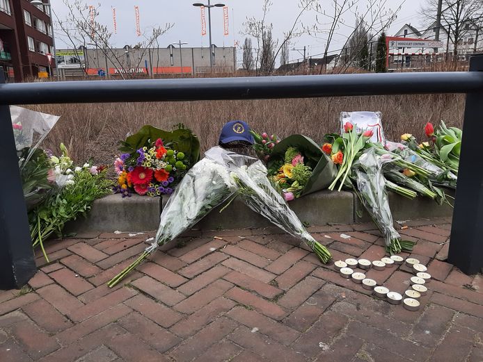 Bloemen voor het slachtoffer op de plek waar hij gisteren werd aangereden na een verkeersruzie op de Halte in Ede.
