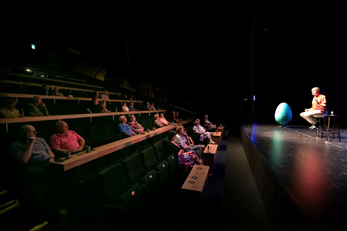 Wim Daniëls kwam vrijdagmiddag twee keer ‘koken met taal’ in het Helmondse theater waar plek was voor dertig bezoekers.