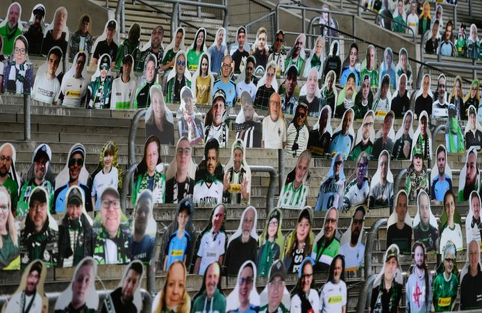 Des supporters en carton dans les tribunes de la Bundesliga.