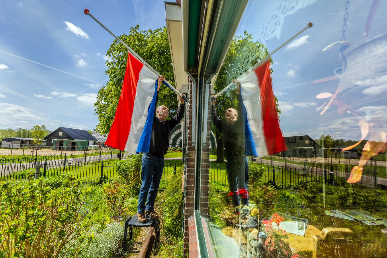 Zij hangen de Nederlandse driekleur vandaag halfstok ‘Als je een vlag hebt, hang ‘m dan ook op
