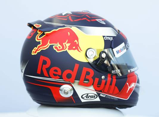 De helm waarmee Verstappen in 2018 reed. De helm voor dit seizoen is opvallend lichter.