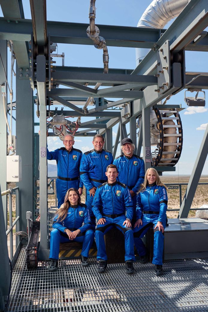De crew van New Shepard Mission NS-22: (onderaan van links naar rechts) Sara Sabry, Coby Cotton en Vanessa O'Brien, (bovenaan van links naar rechts) Clint Kelly III, Mario Ferreira en Steve Young.