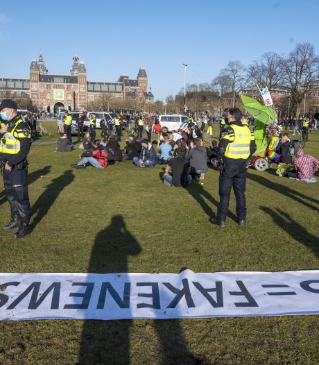 Spuitwagens en politiehonden ingezet om demonstranten van Museumplein in Amsterdam af te krijgen