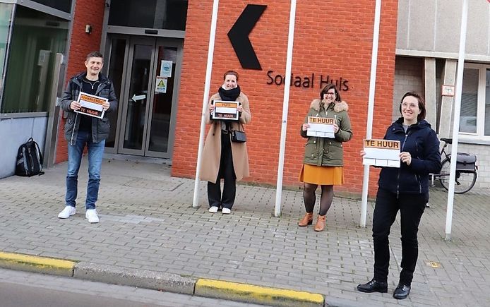 Schepenen David Vandekerckhove (links) en Annelies Vandenbussche, samen met Hannelore Deroo van Woonwijs en woonbeleidscoördinator in Kuurne Delphine Maiiliard