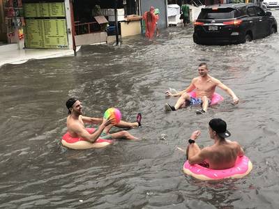 Nederlanders 'wereldberoemd' na geintje tijdens waterballet Thailand