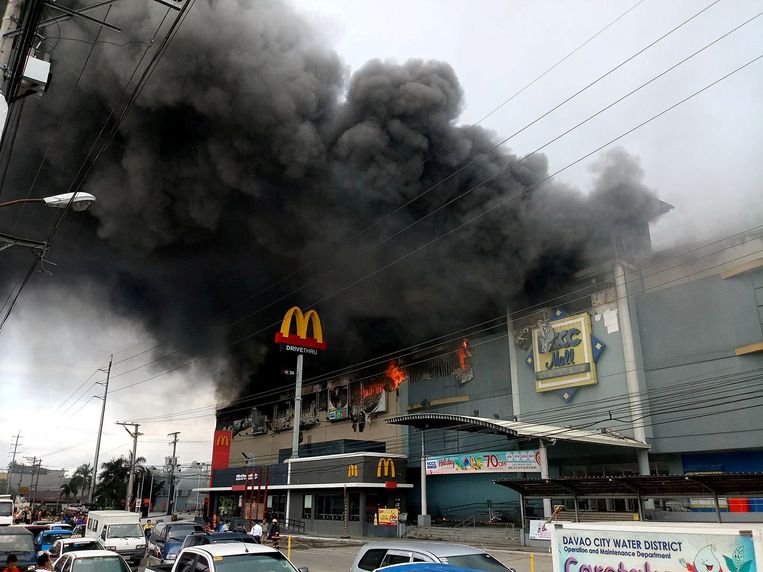 Bij de brand in een winkelcentrum in de zuidelijke Filipijnse stad Davao City worden 37 doden gevreesd. Beeld REUTERS