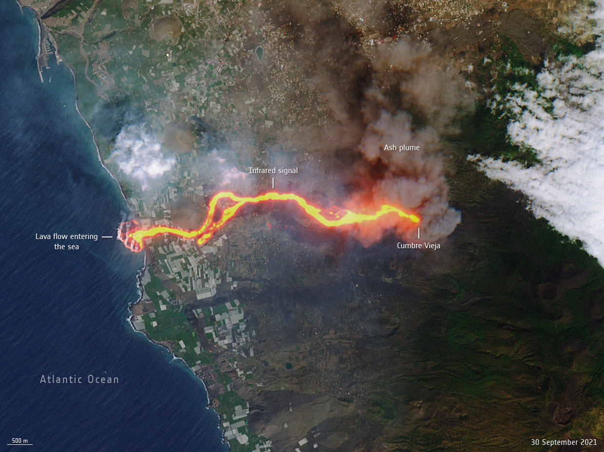 The lava flow can be clearly seen on satellite images from the European Copernicus satellite.  Meanwhile, a new lava flow appeared north of the current flows.  Environmental Protection Agency's photo