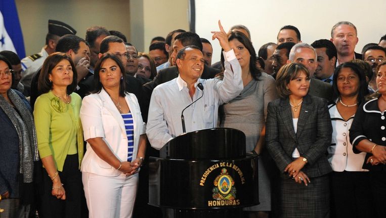 De Hondurese president Porfirio Lobo wordt omringd door leden van zijn kabinet. Beeld AFP