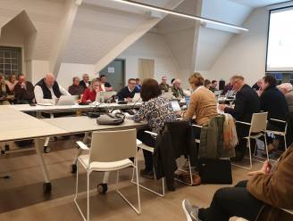 Oppositie niet tevreden over samenstelling deontologische commissie om parkeerincident burgemeester te onderzoeken: “Opnieuw mooi staaltje van machtsmisbruik”
