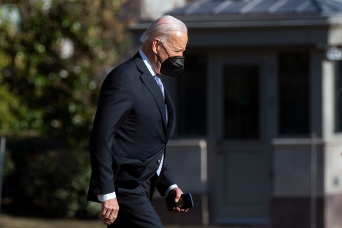 Biden stapt aan boord van een helikopter om naar zijn zomerverblijf Camp David te vliegen, vanwaar hij belde met president Poetin.
