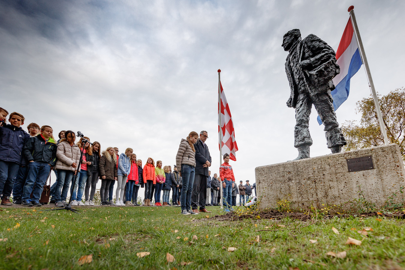Leerlingen van basisschool De Grienden hebben bloemen gelegd (2016) bij het monument ter nagedachtenis van De Liniecrossers in Lage Zwaluwe.