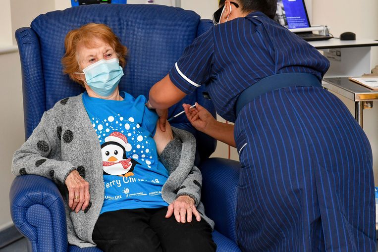 Archiefbeeld van 8 december: toen kreeg Margaret Keenan als allereerste het Pfizer-vaccin toegediend in het VK. Beeld AP