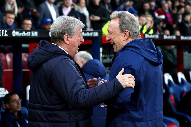 Roy Hodgson (links), manager van Crystal Palace, met zijn collega van Cardiff City, Neil Warnock. Beeld AP