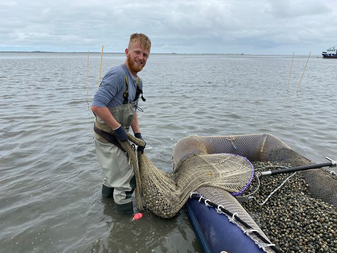 Handkokkelvisser Robert van der Zee in 2021 aan het werk op de Waddenzee.