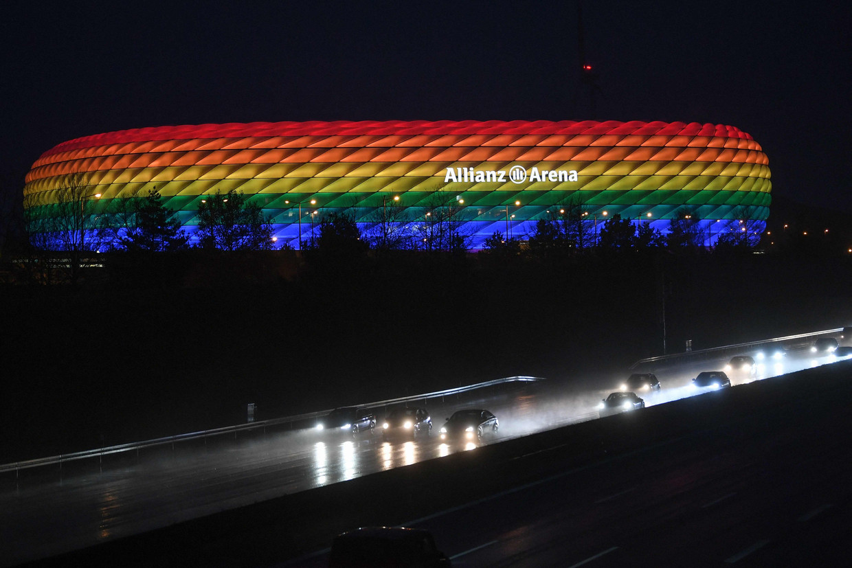 De Allianz Arena zou getooid gaan in regenboogkleuren tijdens de match. Beeld AFP